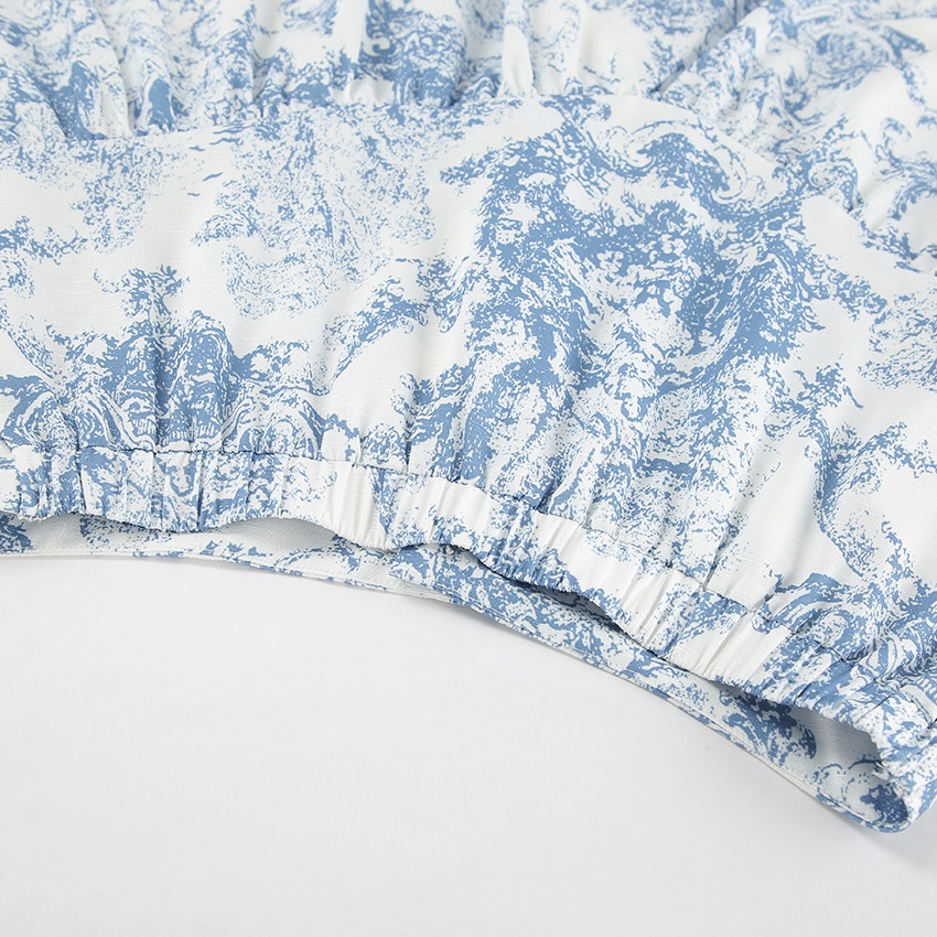 Completo composto da blusa corta e minigonna con stampa toile blu