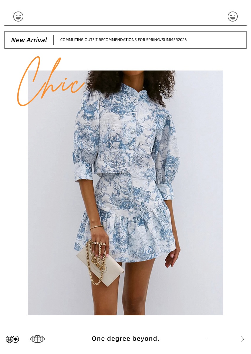 Completo composto da blusa corta e minigonna con stampa toile blu