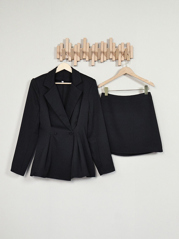 Completo da donna composto da blazer peplum nero e minigonna.