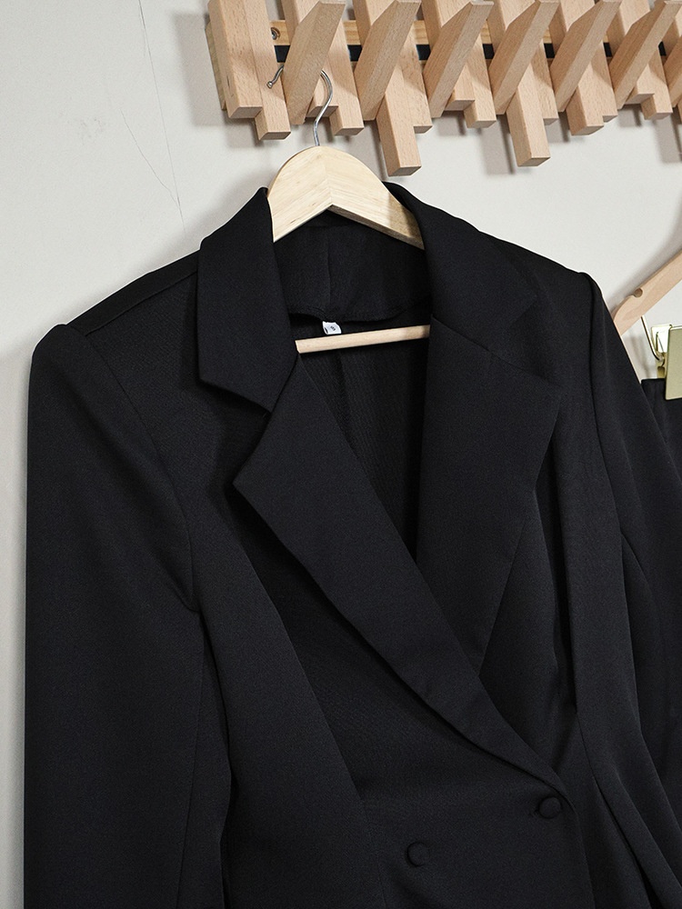 Completo da donna composto da blazer peplum nero e minigonna.