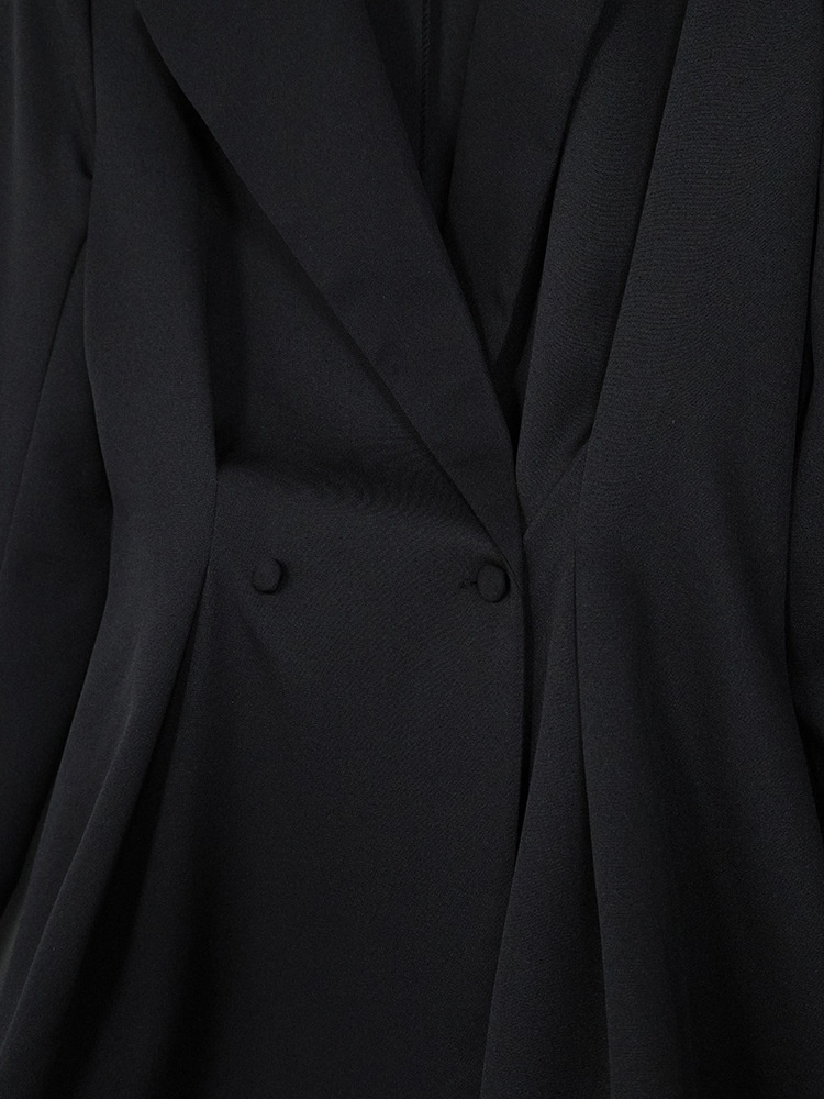 Completo da donna composto da blazer peplum nero e minigonna.