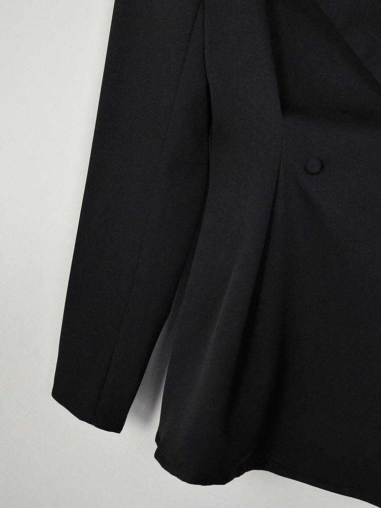 Completo da donna composto da blazer peplum nero e minigonna.