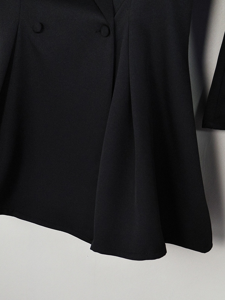 Completo da donna composto da blazer peplum nero e minigonna.