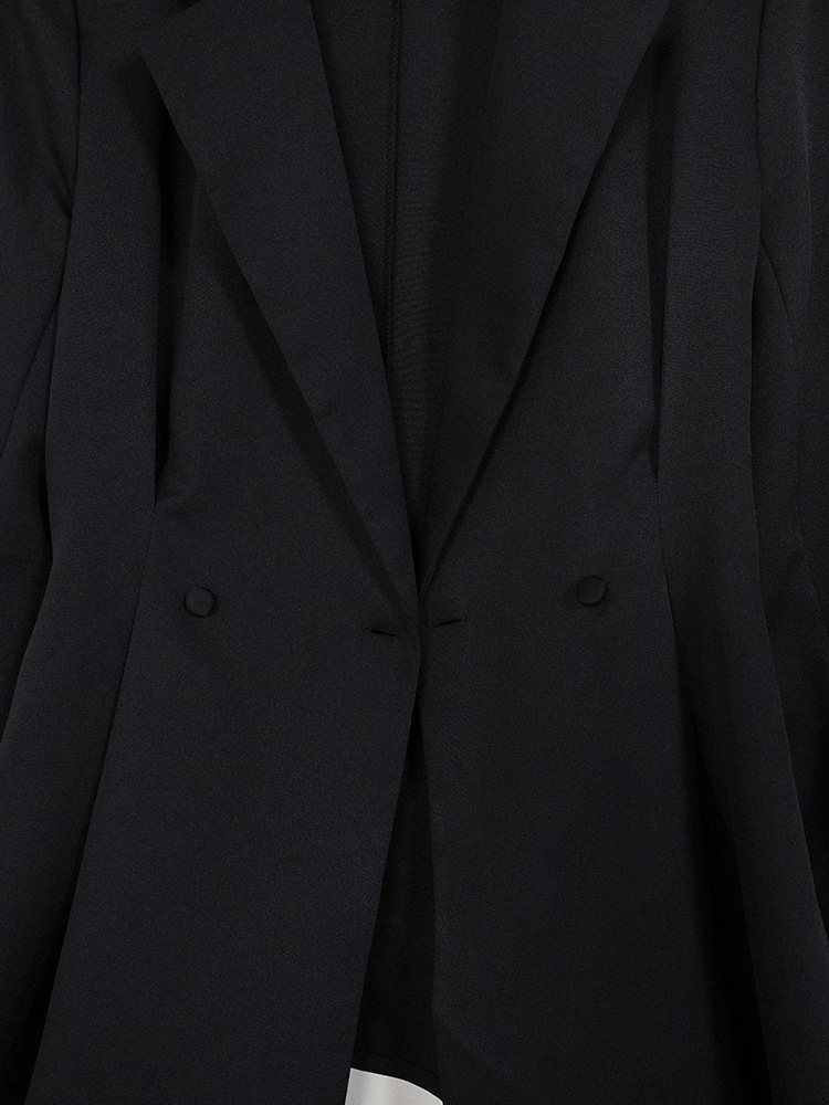 Completo da donna composto da blazer peplum nero e minigonna.