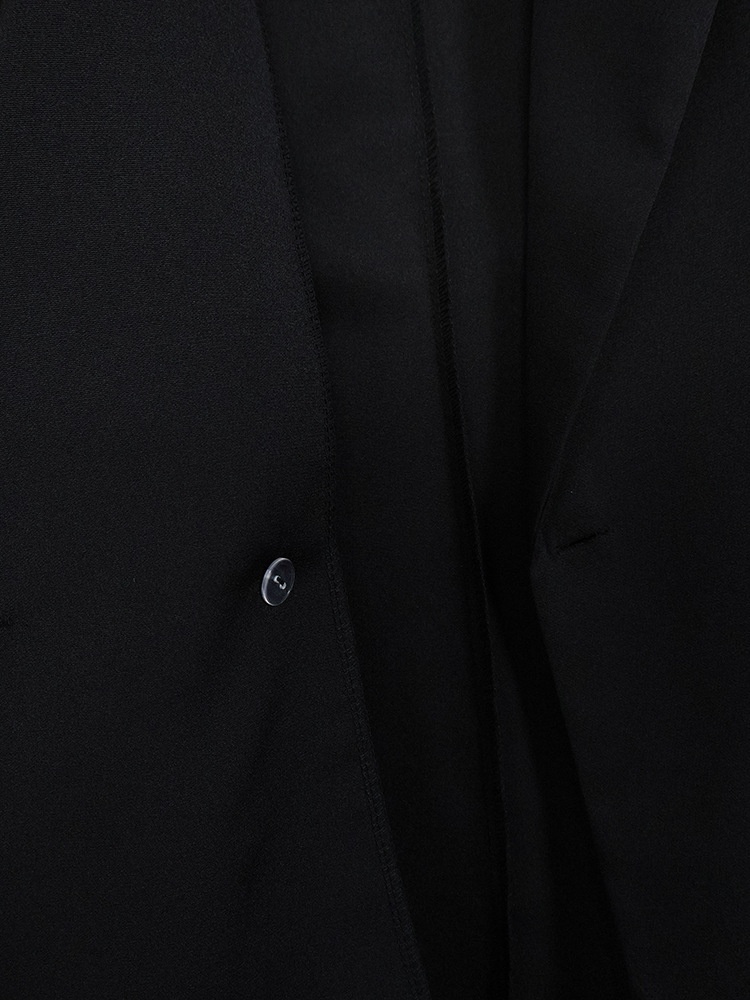 Completo da donna composto da blazer peplum nero e minigonna.