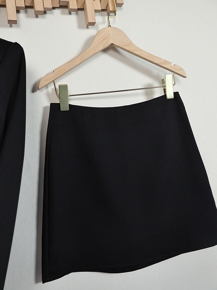Completo da donna composto da blazer peplum nero e minigonna.