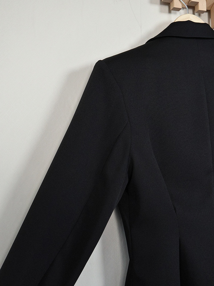 Completo da donna composto da blazer peplum nero e minigonna.