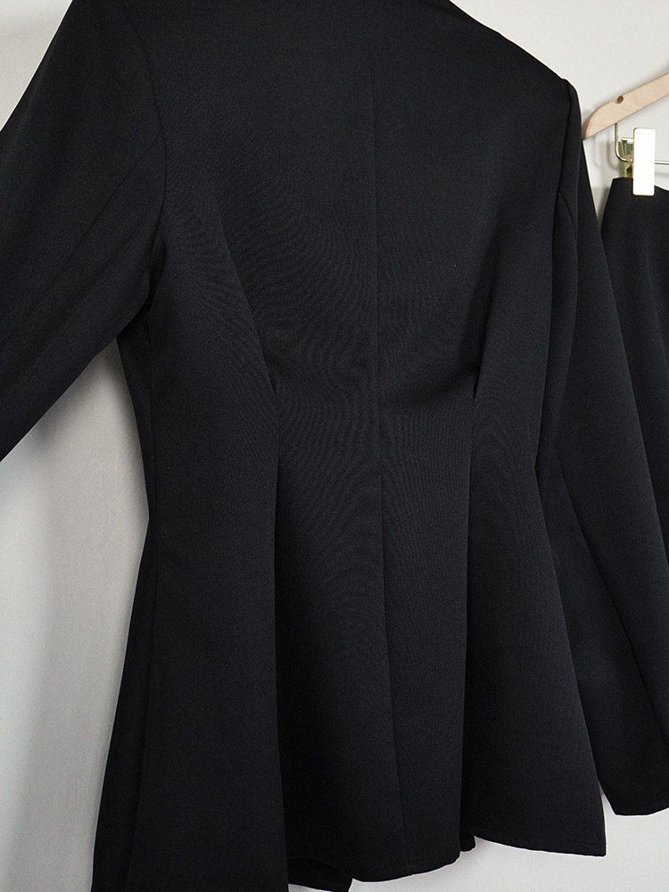 Completo da donna composto da blazer peplum nero e minigonna.