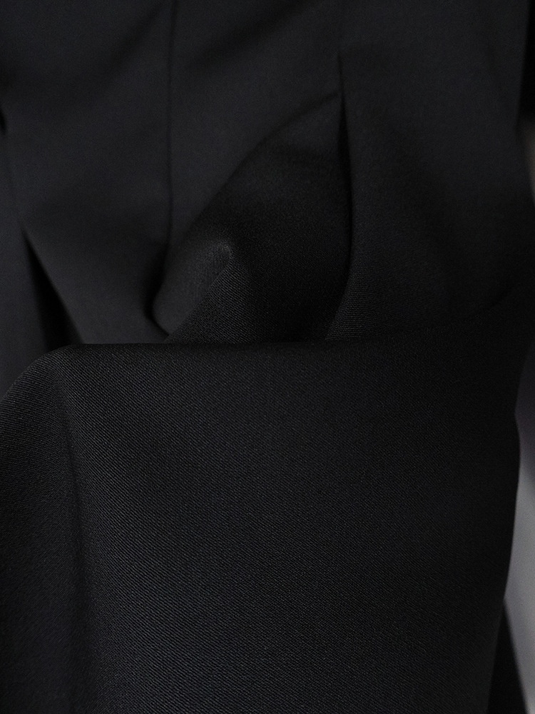 Completo da donna composto da blazer peplum nero e minigonna.