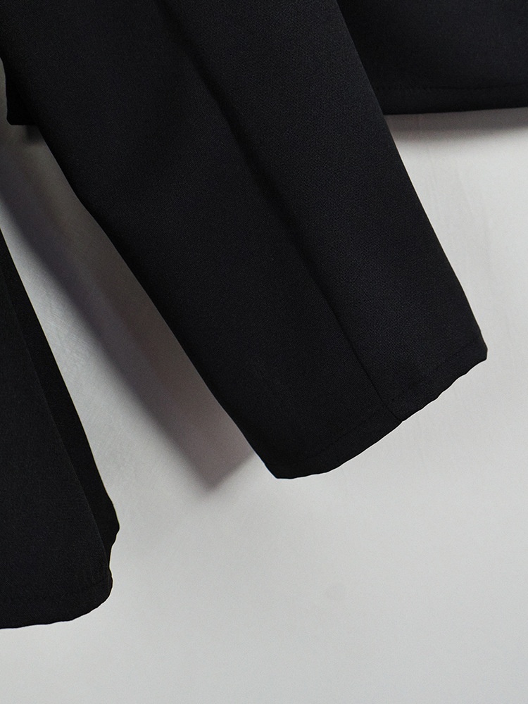 Completo da donna composto da blazer peplum nero e minigonna.