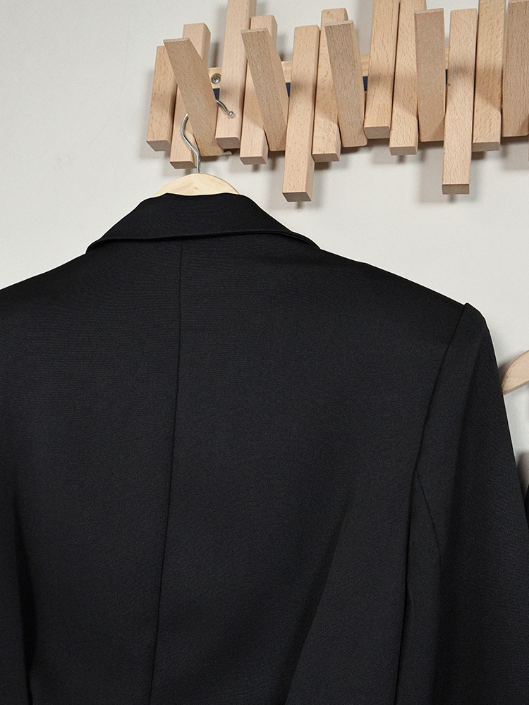 Completo da donna composto da blazer peplum nero e minigonna.