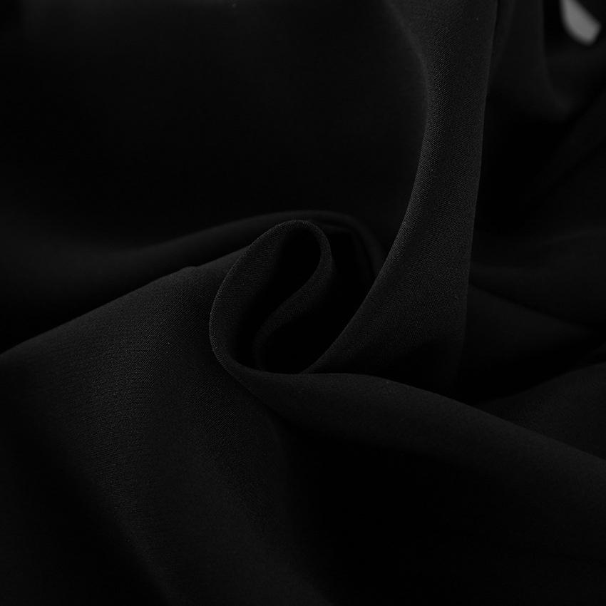 Completo da donna composto da blazer peplum nero e minigonna.