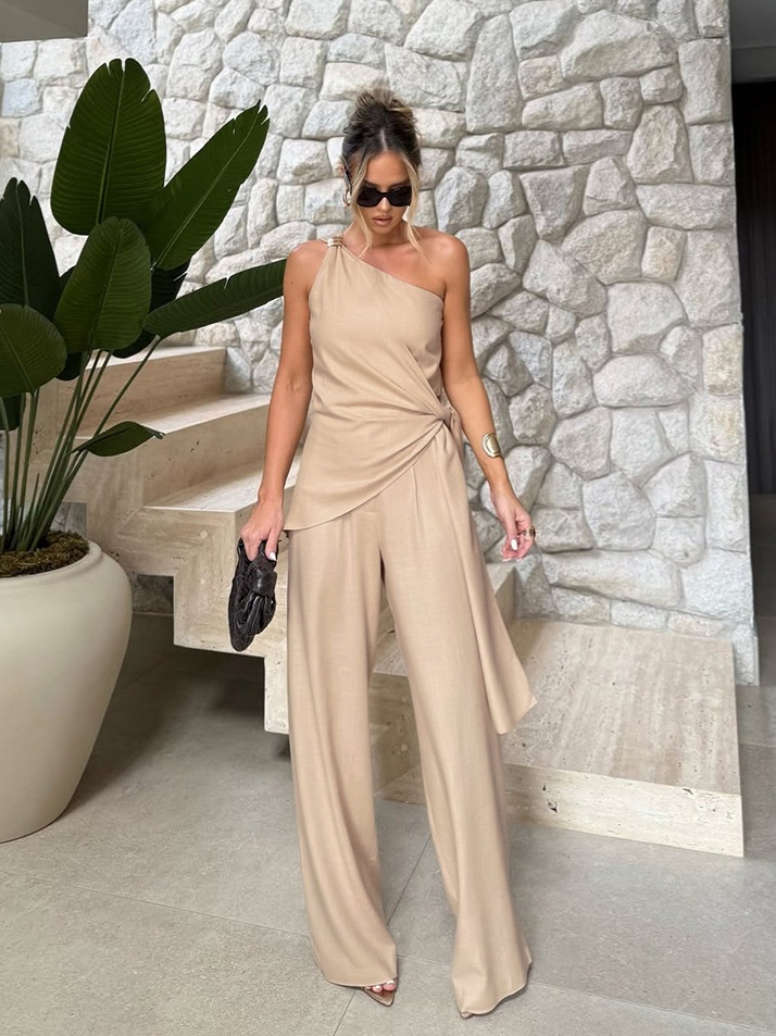 Combinaison beige chic asymétrique à jambes larges