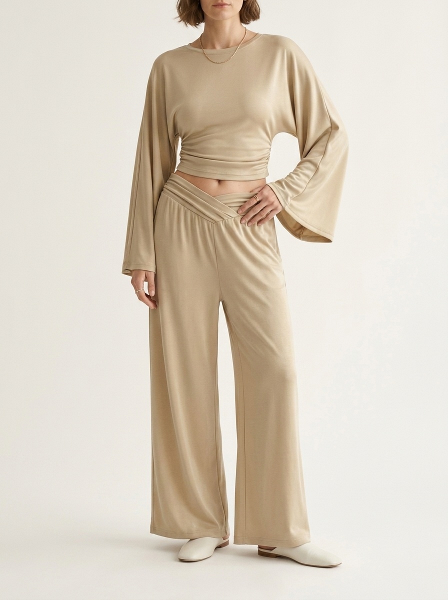 Ensemble élégant crop top à manches larges et pantalon large taille en V