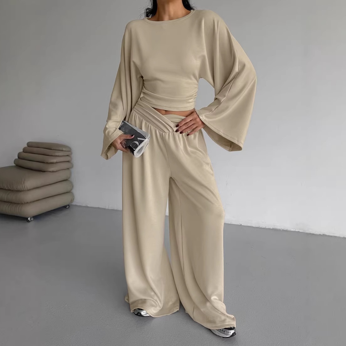 Ensemble élégant crop top à manches larges et pantalon large taille en V
