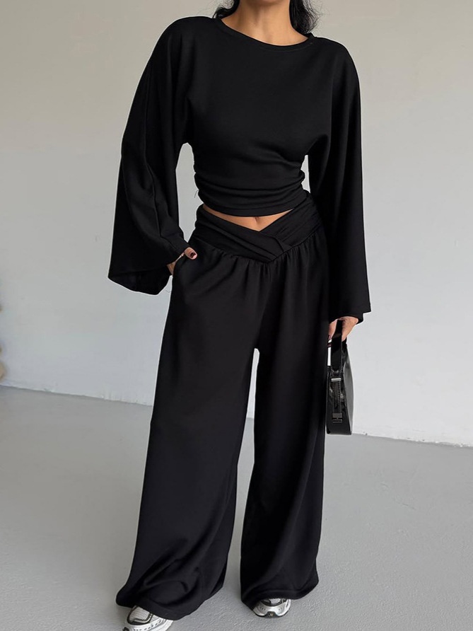 Ensemble élégant crop top à manches larges et pantalon large taille en V