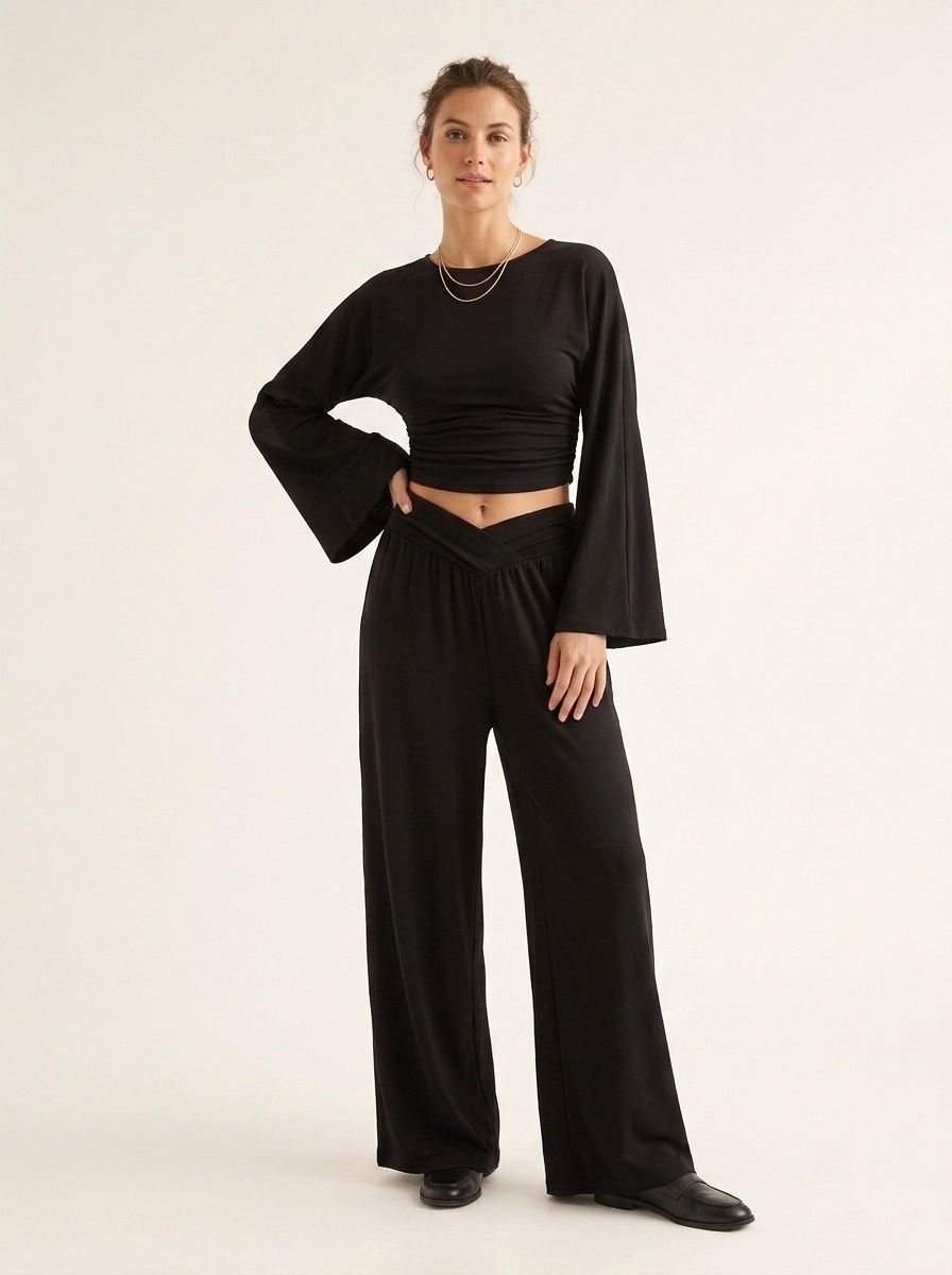 Ensemble élégant crop top à manches larges et pantalon large taille en V