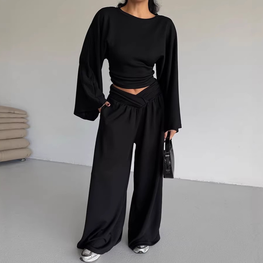 Ensemble élégant crop top à manches larges et pantalon large taille en V