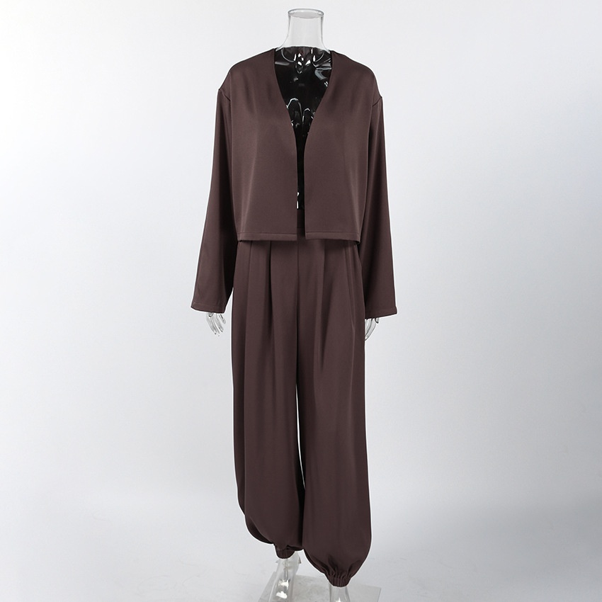 Ensemble chic deux pièces composé d'un crop top et d'un pantalon large