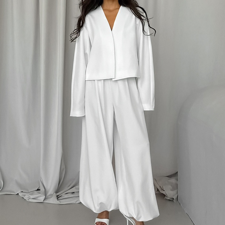 Ensemble chic deux pièces composé d'un crop top et d'un pantalon large