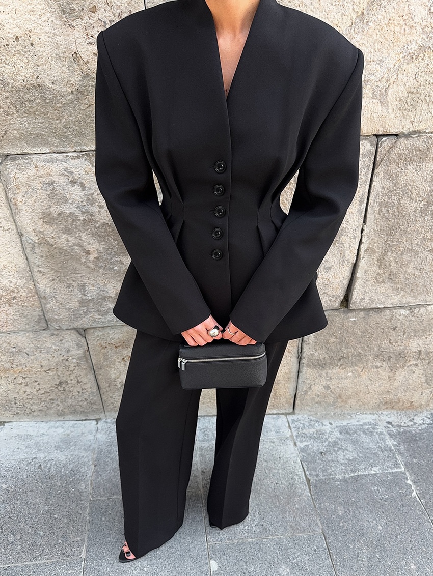 Ensemble tailleur chic noir à basque et pantalon large