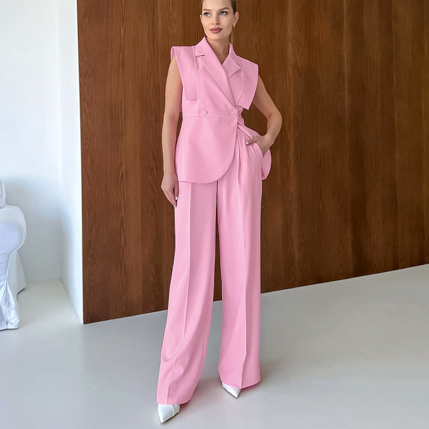 Ensemble blazer sans manches rose et pantalon large