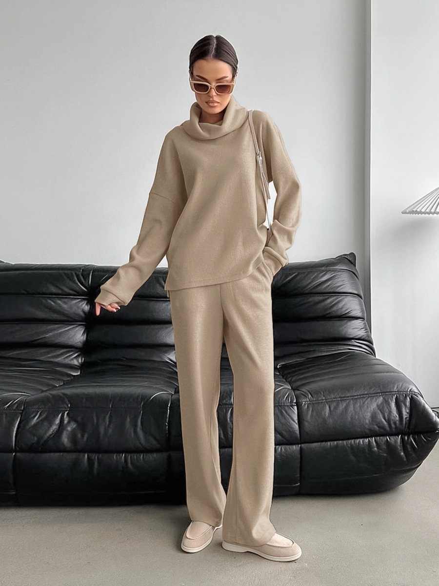 Set aus kuscheligem Strickrollkragenpullover und weit geschnittener Hose