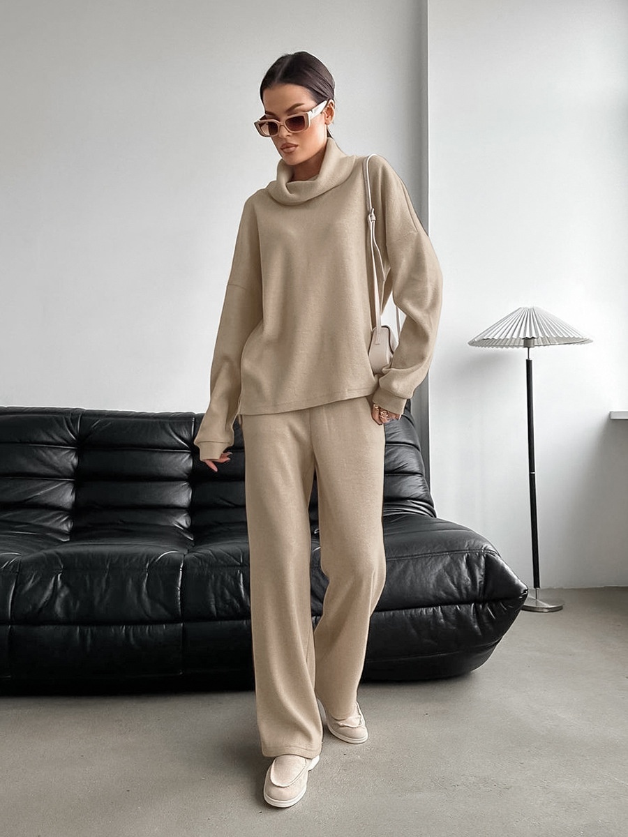 Set aus kuscheligem Strickrollkragenpullover und weit geschnittener Hose