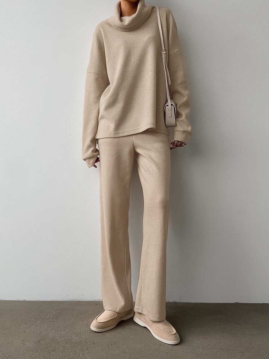 Set aus kuscheligem Strickrollkragenpullover und weit geschnittener Hose