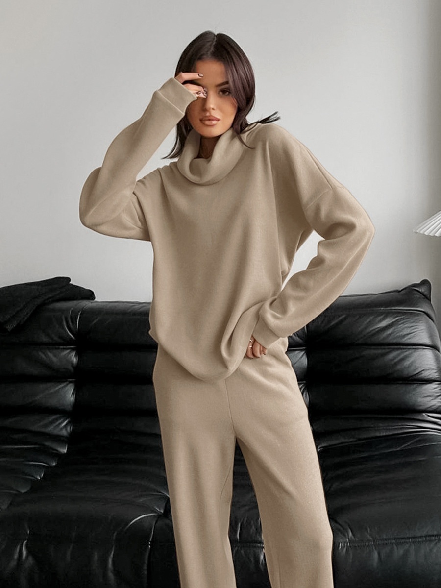 Set aus kuscheligem Strickrollkragenpullover und weit geschnittener Hose
