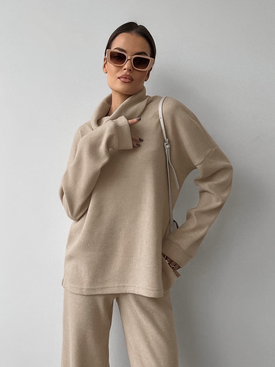 Set aus kuscheligem Strickrollkragenpullover und weit geschnittener Hose