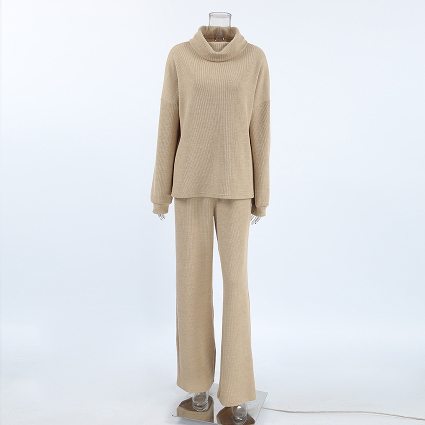 Set aus kuscheligem Strickrollkragenpullover und weit geschnittener Hose