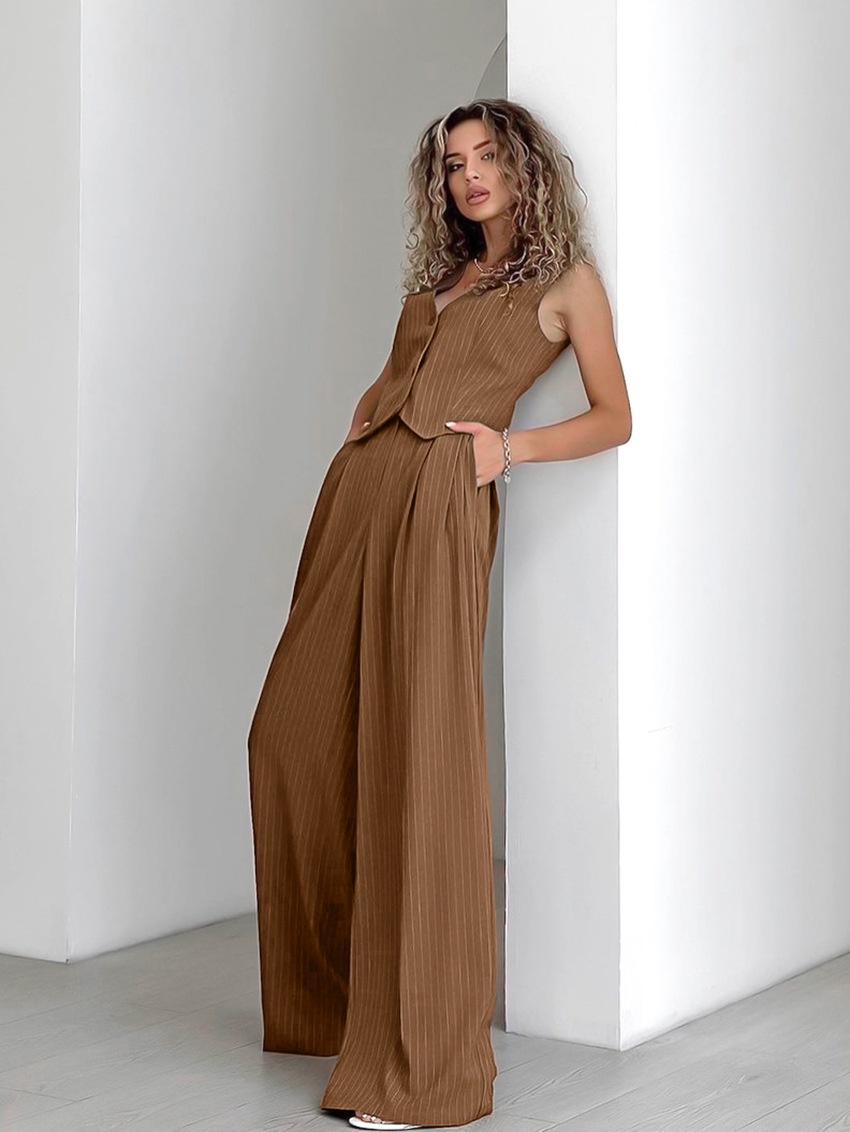 Completo due pezzi composto da gilet gessato e pantaloni a gamba larga