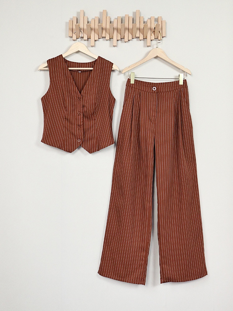 Completo due pezzi composto da gilet gessato e pantaloni a gamba larga