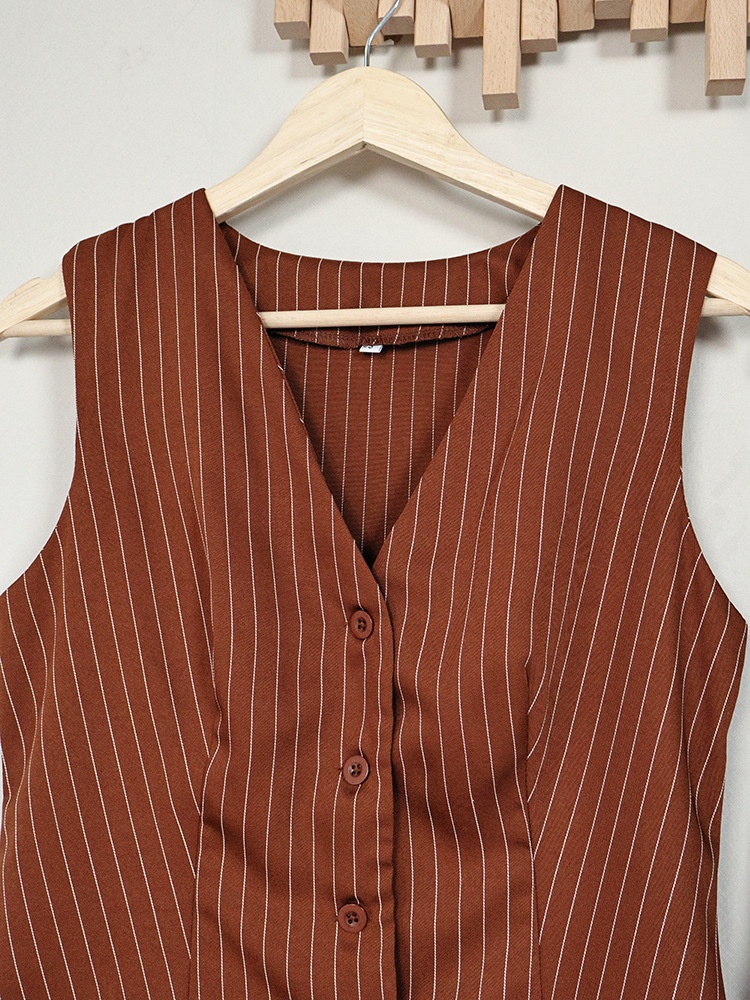 Completo due pezzi composto da gilet gessato e pantaloni a gamba larga