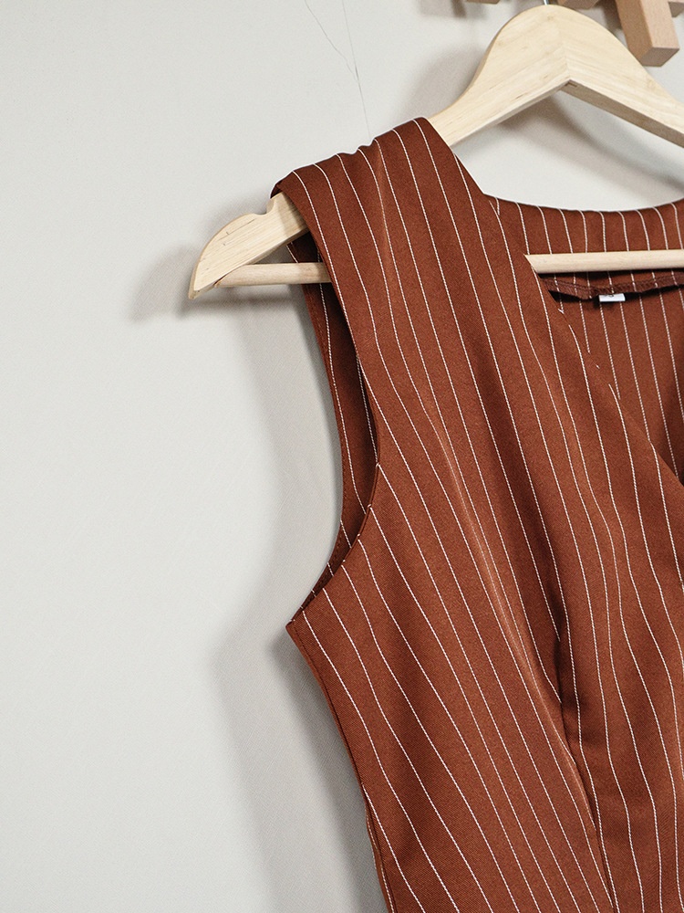 Completo due pezzi composto da gilet gessato e pantaloni a gamba larga