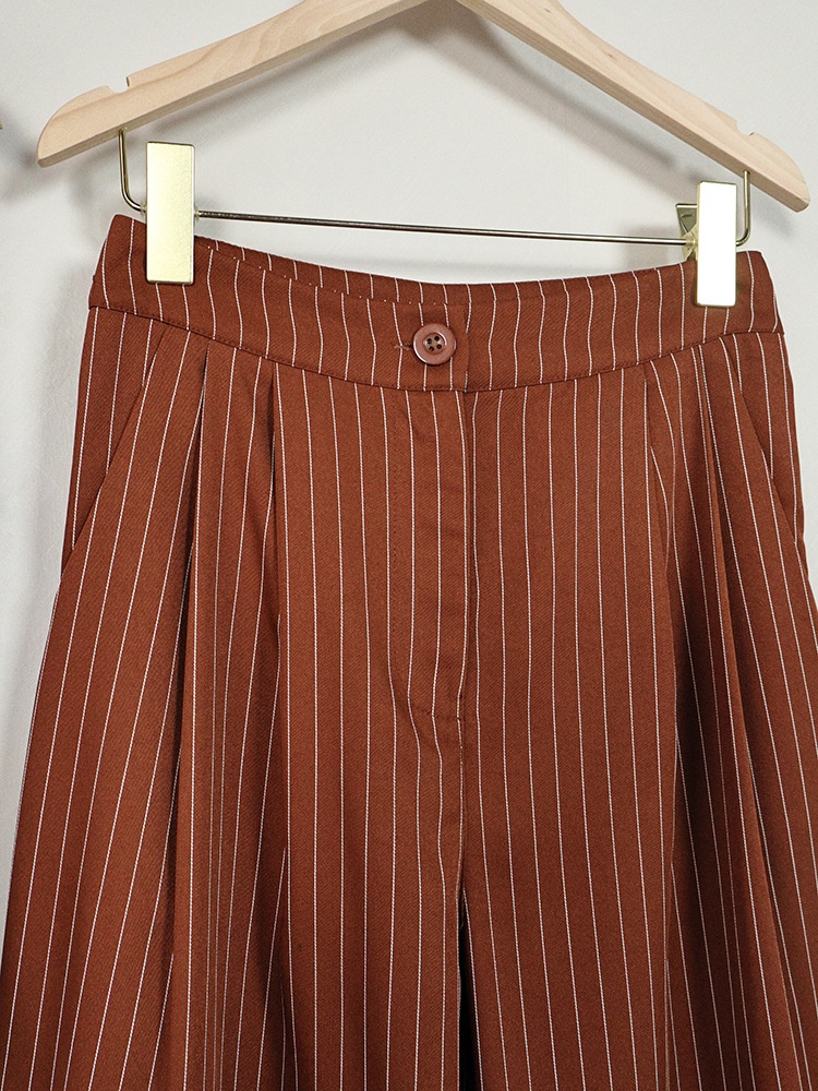 Completo due pezzi composto da gilet gessato e pantaloni a gamba larga