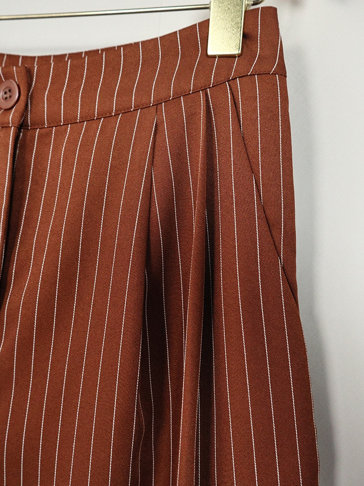 Completo due pezzi composto da gilet gessato e pantaloni a gamba larga