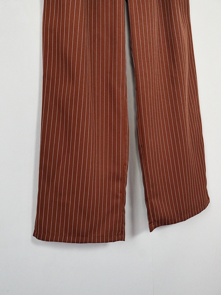 Completo due pezzi composto da gilet gessato e pantaloni a gamba larga