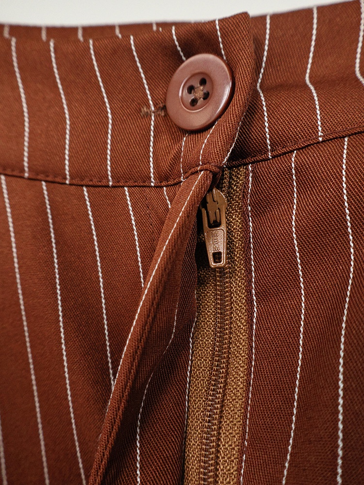 Completo due pezzi composto da gilet gessato e pantaloni a gamba larga