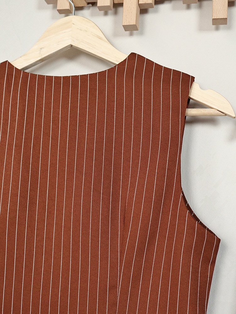 Completo due pezzi composto da gilet gessato e pantaloni a gamba larga