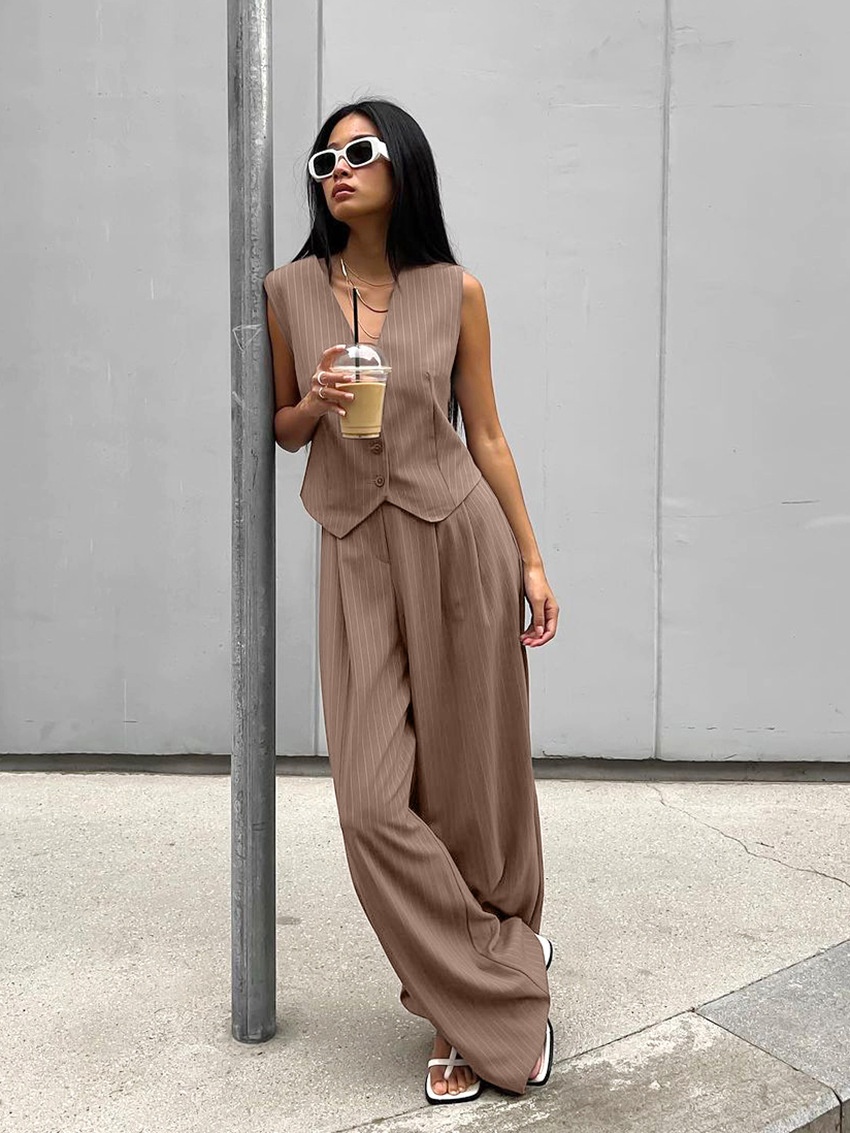 Completo due pezzi composto da gilet gessato e pantaloni a gamba larga