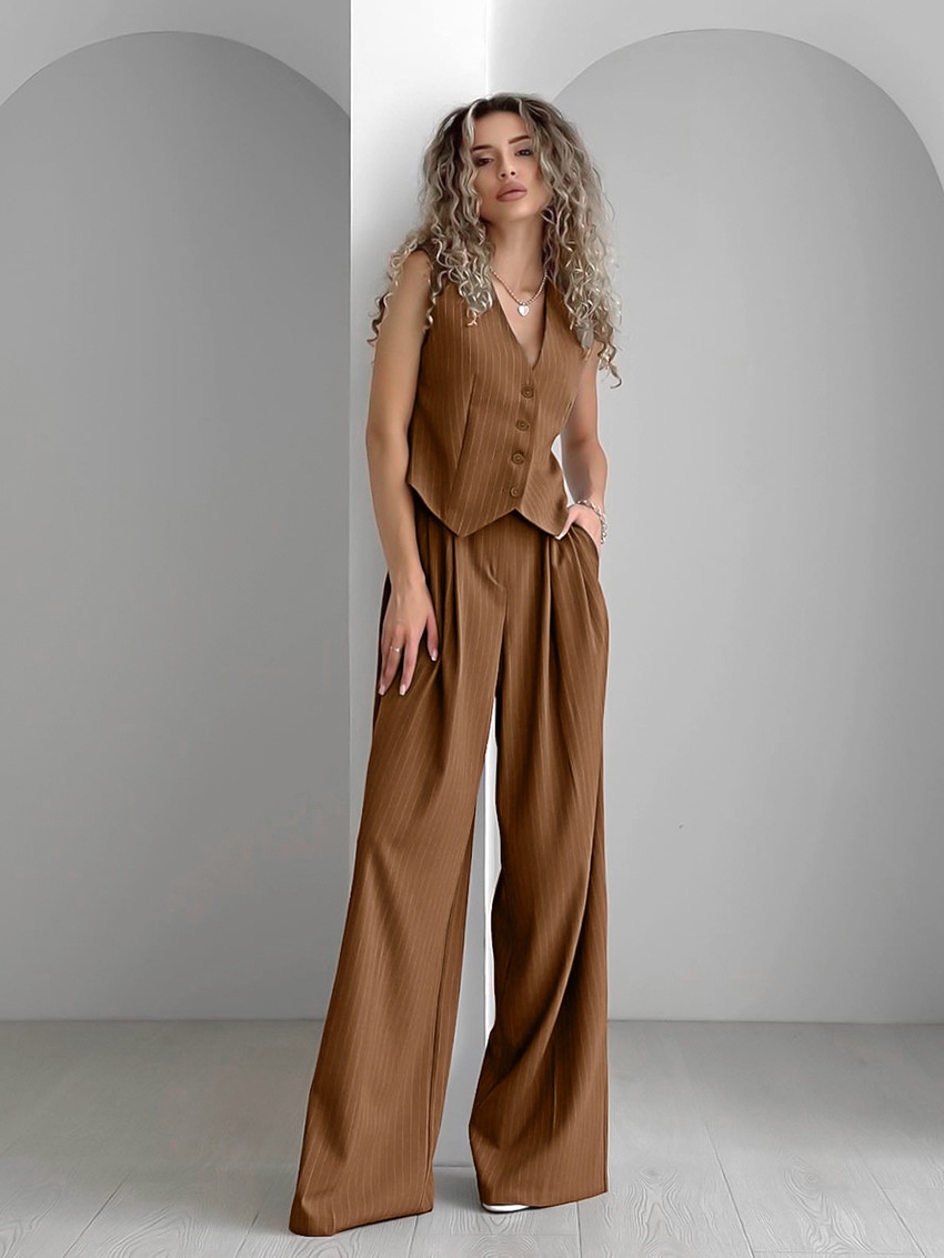 Completo due pezzi composto da gilet gessato e pantaloni a gamba larga