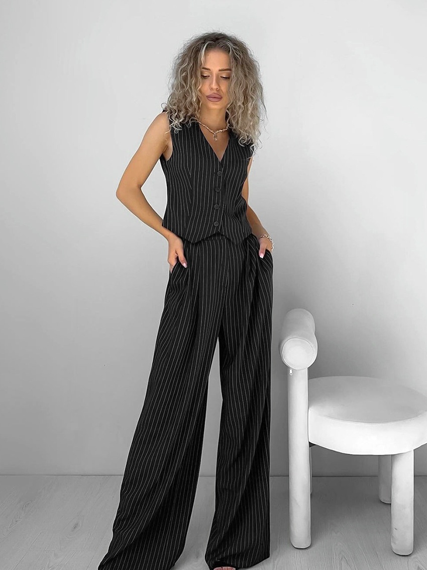 Completo due pezzi composto da gilet gessato e pantaloni a gamba larga