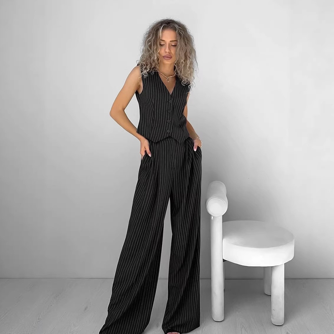 Completo due pezzi composto da gilet gessato e pantaloni a gamba larga