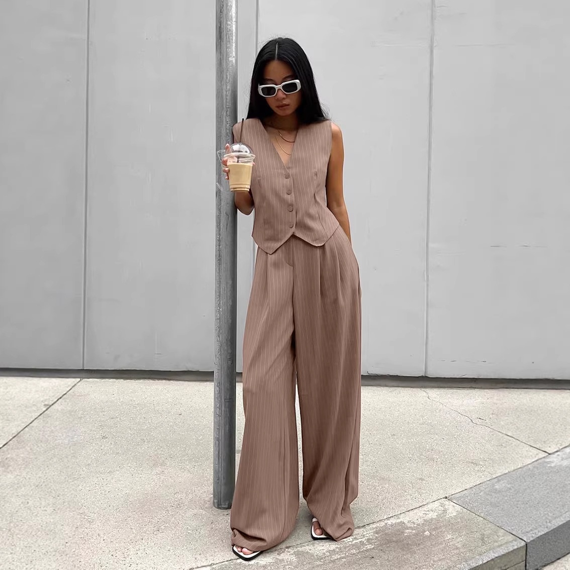 Completo due pezzi composto da gilet gessato e pantaloni a gamba larga