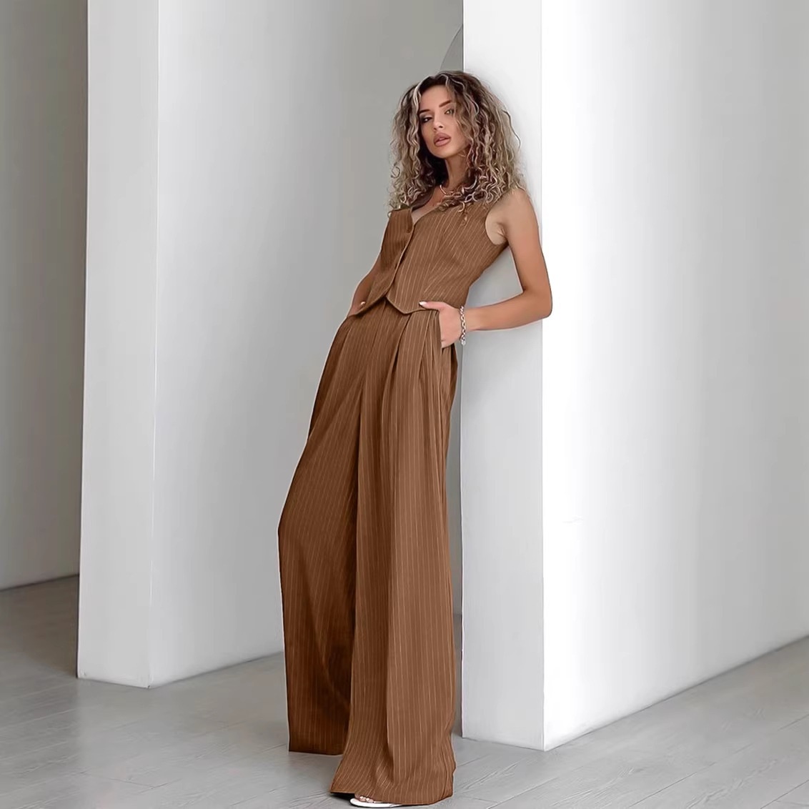 Completo due pezzi composto da gilet gessato e pantaloni a gamba larga