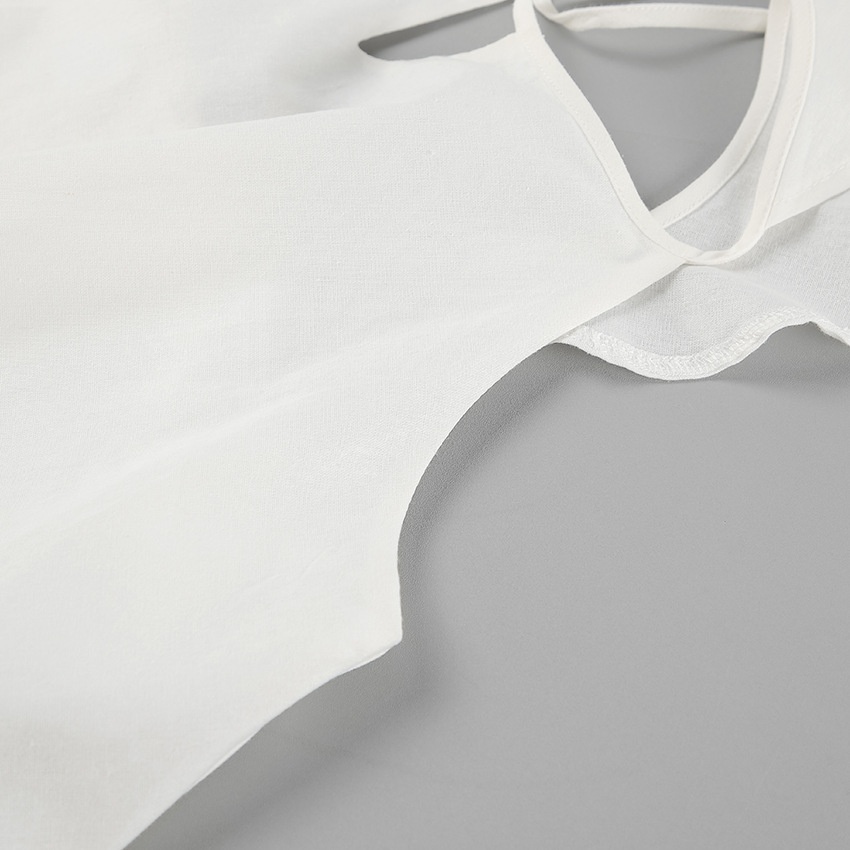 Completo da donna composto da top a canotta bianco con volant e pantaloni a gamba larga.