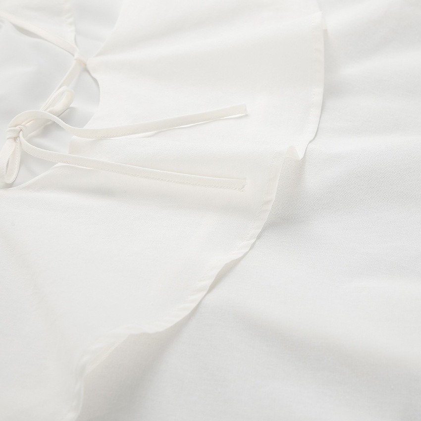 Completo da donna composto da top a canotta bianco con volant e pantaloni a gamba larga.
