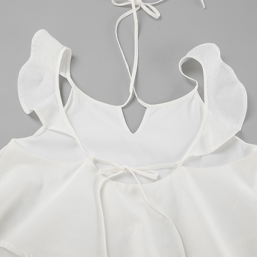Completo da donna composto da top a canotta bianco con volant e pantaloni a gamba larga.